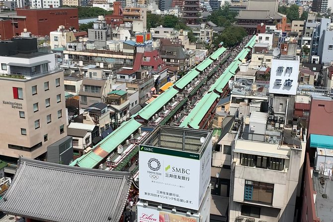 Asakusa: 1400-year history exploration - Under the huge lantern at Kaminarimon