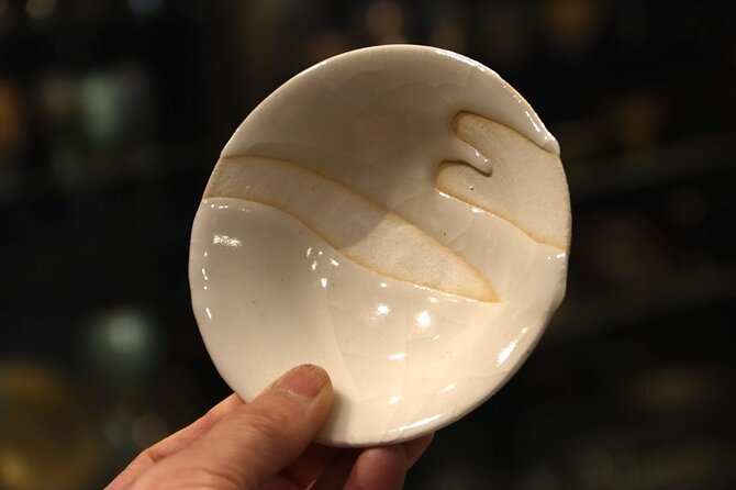 Authentic Pure Gold Kintsugi Workshop with Master Taku in Tokyo - Option B: the black-and-gold Shikkokurai plate