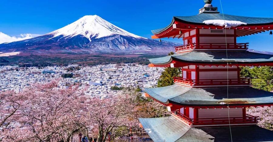 From Tokyo: Fuji Mountain Area - FujiQ - Lake Kawaguchiko - Chureito Pagoda - The long ride from Tokyo to Mount Fuji