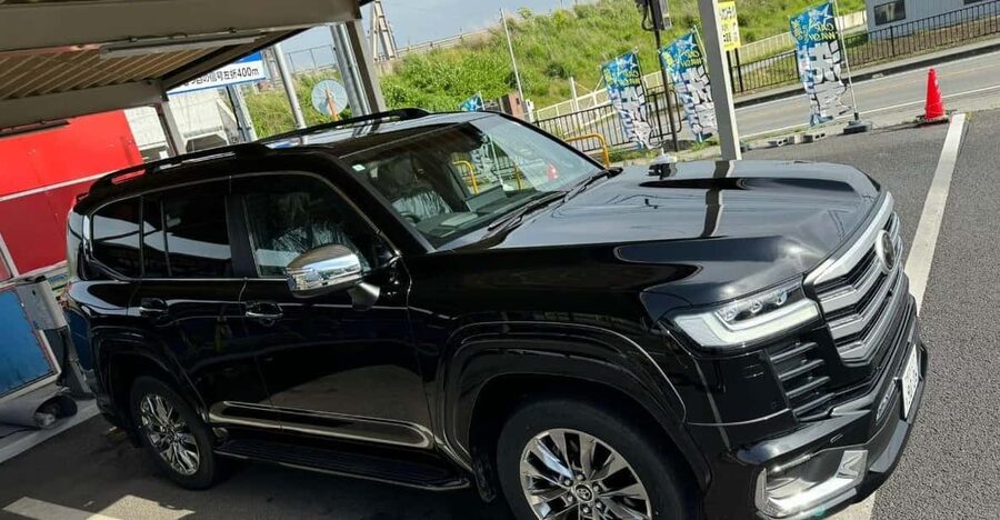 From Tokyo: Mt Fuji Private Day Tour In Luxury Land Cruiser - Gotemba Premium Outlets for a shopping finish