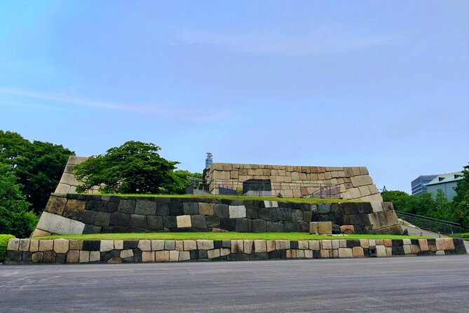 Imperial Palace East Garden and Edo Castle Walking Tour in Tokyo - Reading the Honmaru ruins and old castle site
