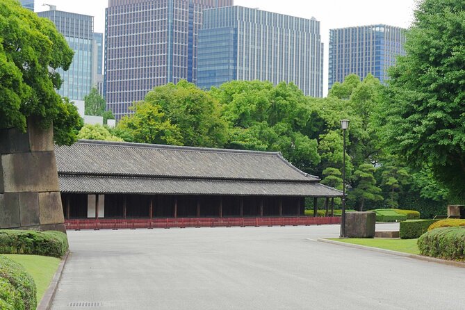 Imperial Palace East Garden and Edo Castle Walking Tour in Tokyo - Entering the Imperial Palace East Gardens