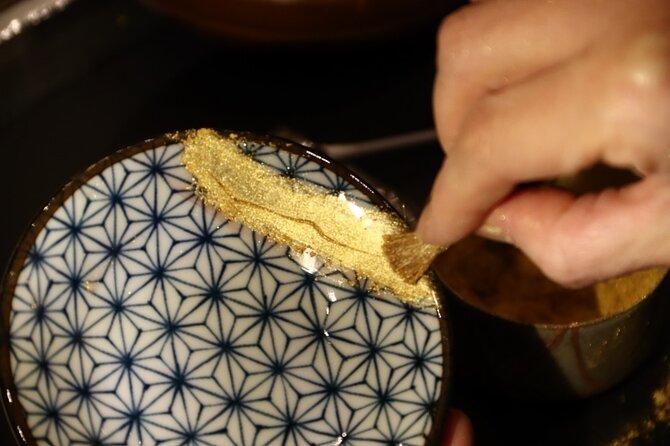 Kintsugi Experience: Art of Golden Joinery in Tokyo - Putting on the samue and meeting the class