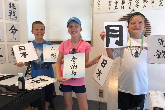 Let's experience calligraphy in YANAKA, Taito-ku, TOKYO !! - Who will enjoy this experience most