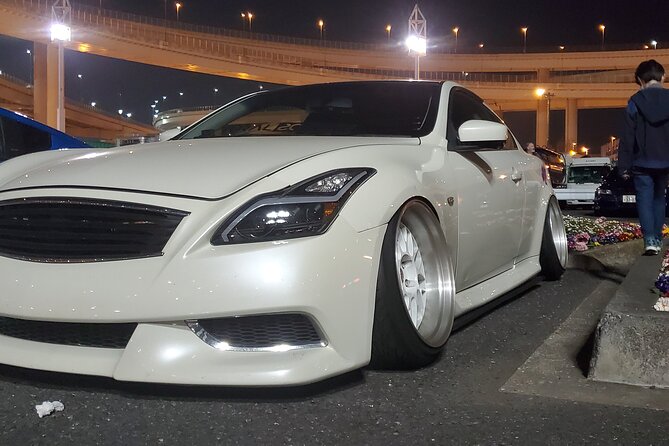 Luxury van Ride to famous car meet up spot Daikoku - A short Odaiba stop adds a futuristic pause