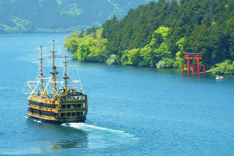 Mt Fuji Hakone/Enoshima Tour:Optional Ropeway/Lake Ashi Boat - Lake Ashi and the floating red torii