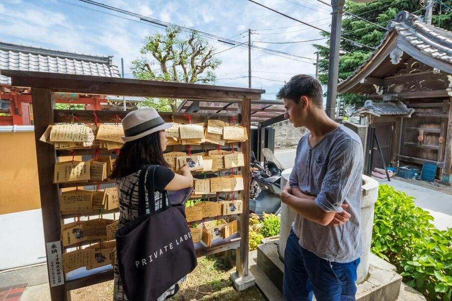 Old and Nostalgic Tokyo: Half-Day Yanaka Walking Tour - Yanaka Cemetery and its 7,000 tombstones