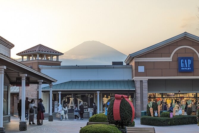 Private Car Mt Fuji and Gotemba Outlet in One Day from Tokyo - Chureito Pagoda and the classic Fuji photograph