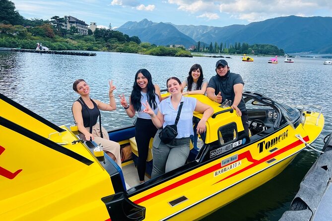 Private Mount Fuji Tour in Luxury Vehicle with English Guide - Oshino Hakkai: pretty ponds, busy stop