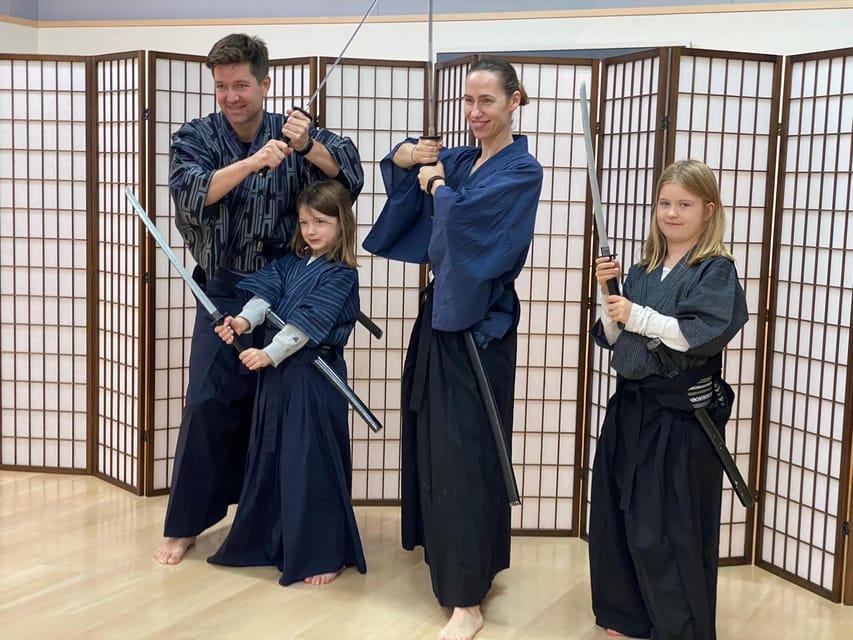 SAMURAI EXPERIENCE in Tokyo（Harajuku）【SAMURAI've】 - Practicing basic sword movements