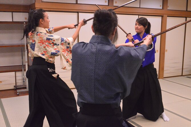 Samurai Training Tokyo Asakusa - The first sword movements: greetings, battou, and nattou