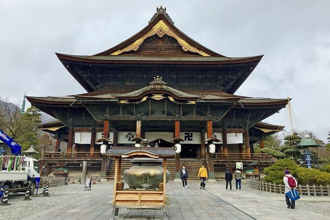Snow Monkey Park & Zenkoji Temple Nagano Pvt. Full Day Tour. - Is $800 good value for a private group?