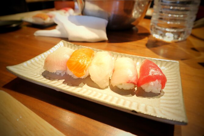 Taisho Sushi Making Class in Tokyo - Making nigiri with real fish and rice