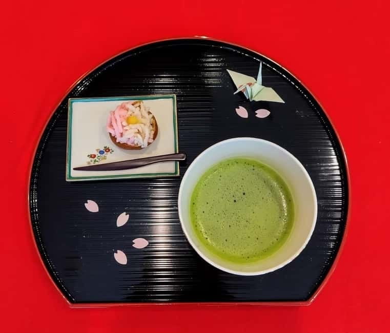 Tea ceremony experience in Japanese-style room 60min - Watching Ryouko prepare the tea