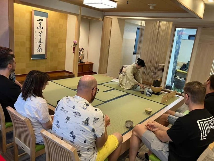 Tea ceremony experience in Japanese-style room 60min - Choosing a bowl and Japanese sweets