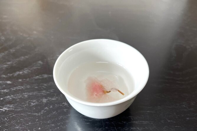 Tea Ceremony Workshop in Tokyo by the Experienced Instrucor - Watching koicha in a traditional tearoom