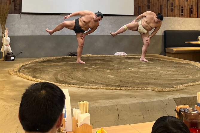 the SUMO show with Dinner - The show begins with sumo basics