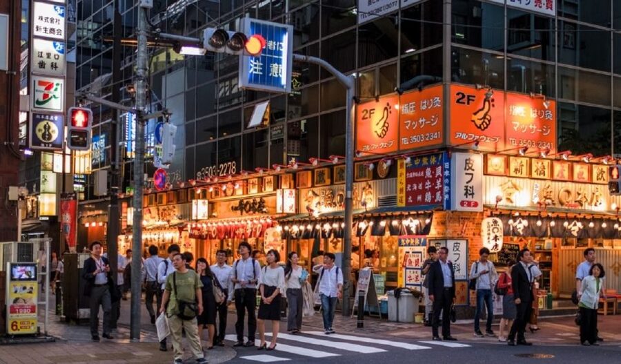 Tokyo: 3-Hour Food Tour of Shinbashi at Night - How the three-hour format affects the meal