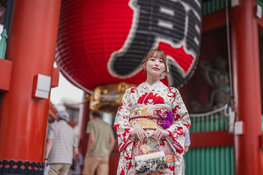 Tokyo Asakusa: Traditional Kimono Rental Experience at Wargo - Choosing a Kimono at Wargo in Asakusa