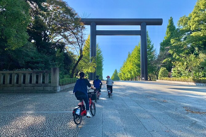 Tokyo Deep Inside Cycle Tour～3 Hours E Bike Tour around Tokyo - Taiyaki at Kanda Daruma