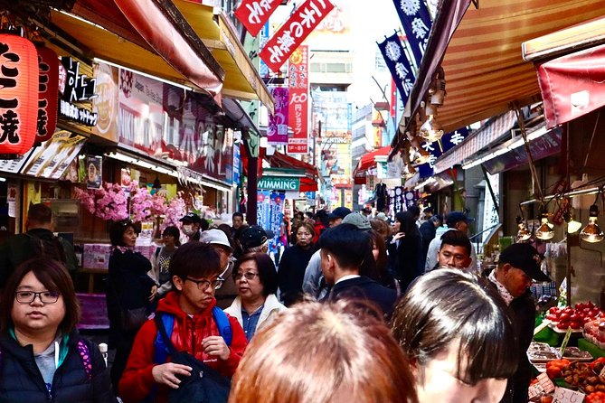 Tokyo: Food Tour in Ueno with 10+ Tastings of Japanese Classics - A Buddhist temple and a quieter pause