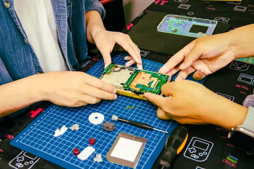 Tokyo: Gameboy Mod Workshop at Akihabara - Choosing colors, buttons, and the look of your console