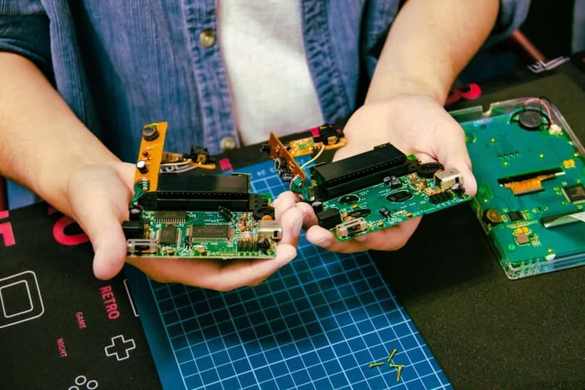 Tokyo: Gameboy Mod Workshop at Akihabara - Taking apart the original and rebuilding your own