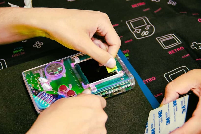 Tokyo: Gameboy Mod Workshop at Akihabara - Testing the improved Game Boy before you leave