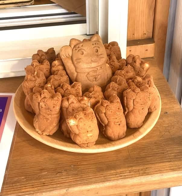 Tokyo: Gotokuji Cat Temple, Shinjuku Cat Cafe & 3D Cat Tour - The train ride to Gotokuji