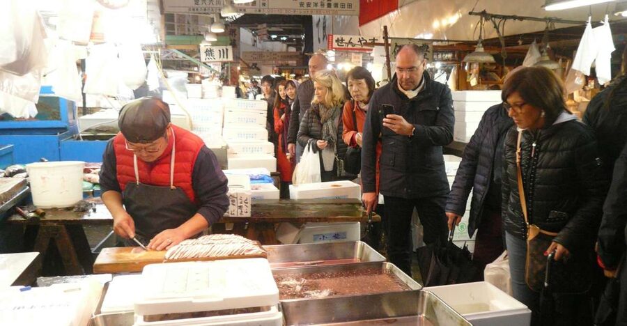Tokyo: Guided Walking Tour of Tsukiji Market with Breakfast - Seven tastings, from skewers to dashi