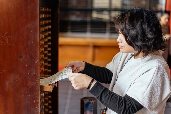 Tokyo History: Sensoji Temple & Asakusa District Private Tour - Hozomon and Sensoji: customs before photographs