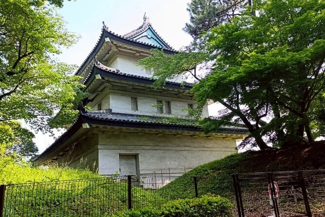 Tokyo: Imperial Palace and Shogun Historical Walking Tour - A small group makes the history easier to follow