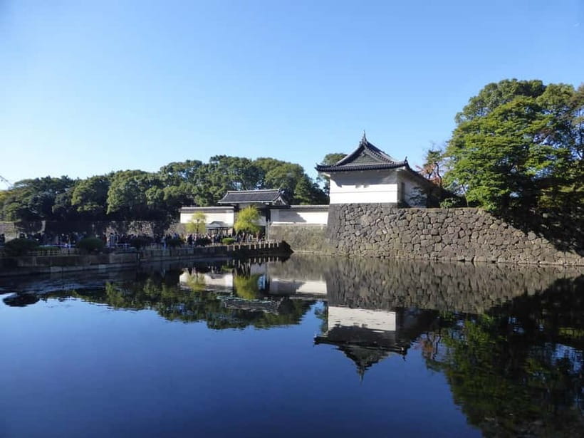 Tokyo: Imperial Palace East Gardens Walking Tour - How the guide shapes the experience