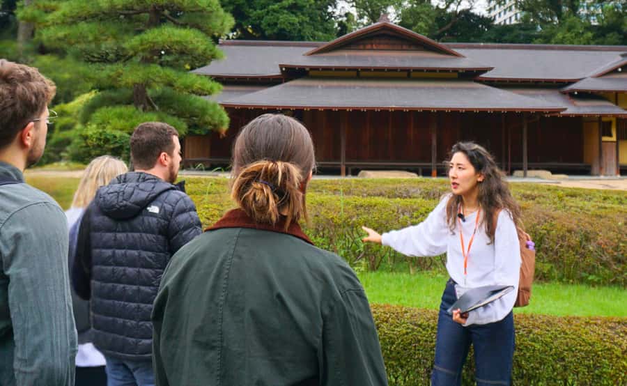 Tokyo: Imperial Palace, the history of Japan (ENGLISH GUIDE) - Passing through Otemon into the palace grounds