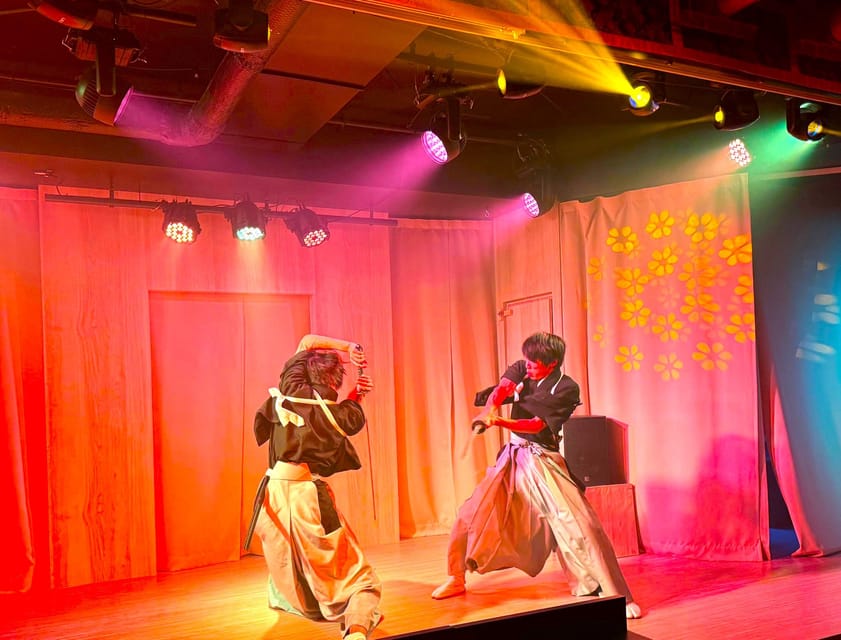 Tokyo: Japanese Dance Cabaret Theater Asakusa-Kaguwa Ticket - The pre-show hour: drinks, photos, and introductions