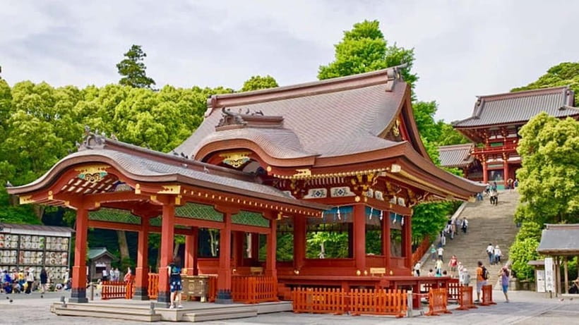 Tokyo: Kamakura & Enoshima Day Tour with Pickup & Train Ride - Riding the Enoden beside the Shonan coast