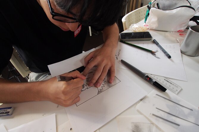 Tokyo Manga Drawing Workshop Guided by Active Pro Manga Artist - Why the small group matters