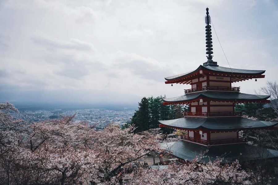 Tokyo: Mt. Fuji & Lake Kawaguchi Private Tour with Transfer - Chureito Pagoda and the classic Fuji photograph