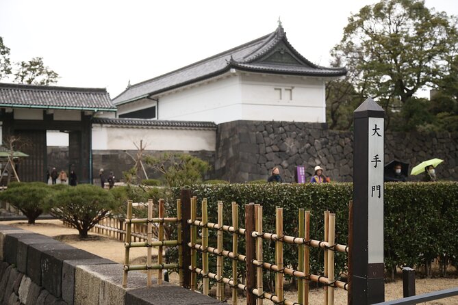 Tokyo's Imperial Palace & Nihonbashi Tour - Moving to Nihonbashi by Tokyo subway
