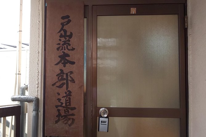 Tokyo:Samurai sword and archery class from a samurai descendant - Archery with a traditional bow
