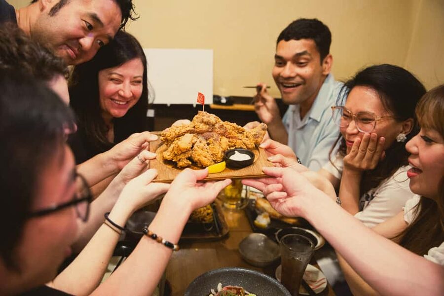 Tokyo: Shinjuku Izakaya and Golden Gai Bar Hopping Tour (2h) - How the guide shapes the evening