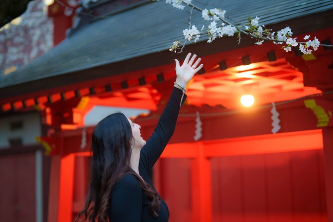 Tokyo Shinjuku Night Photo Tour with Pro Gota - Golden Gai, narrow lanes and retro atmosphere