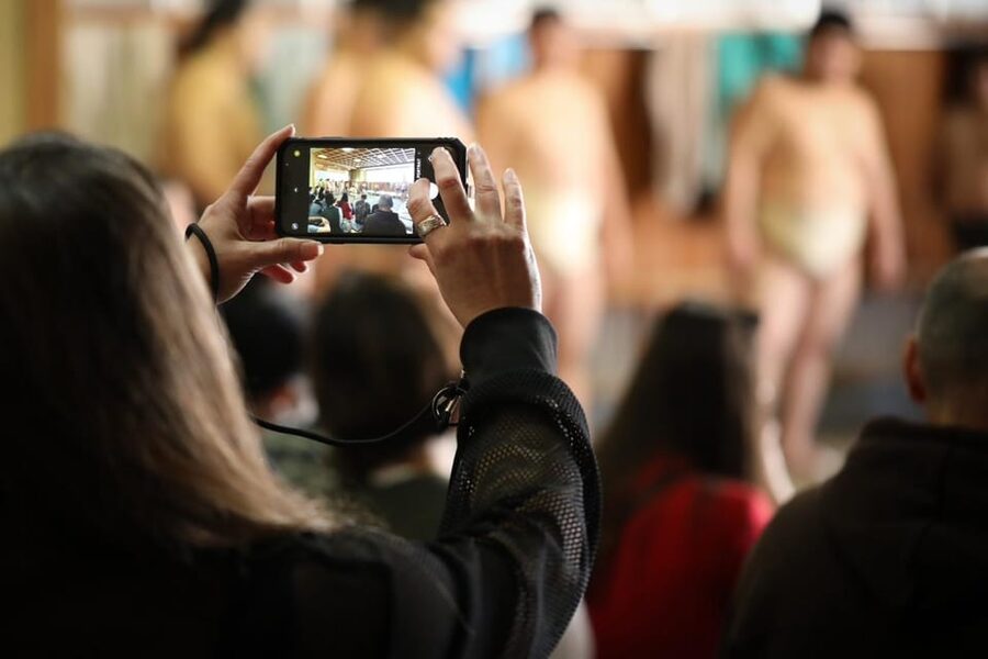 Tokyo: Sumo Morning Practice with journalists. Not fake show - What the sumo journalist adds