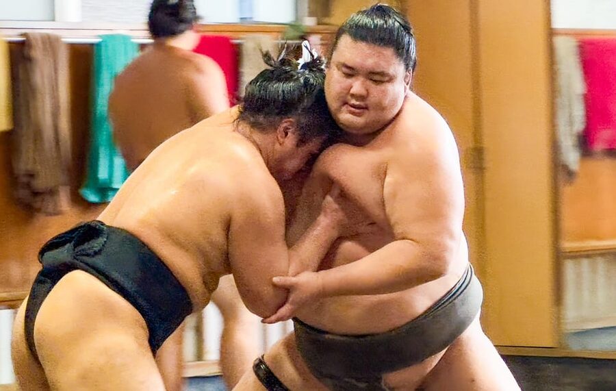 Tokyo: Sumo Morning Practice with journalists. Not fake show - Meeting in Ryogoku and getting to the stable