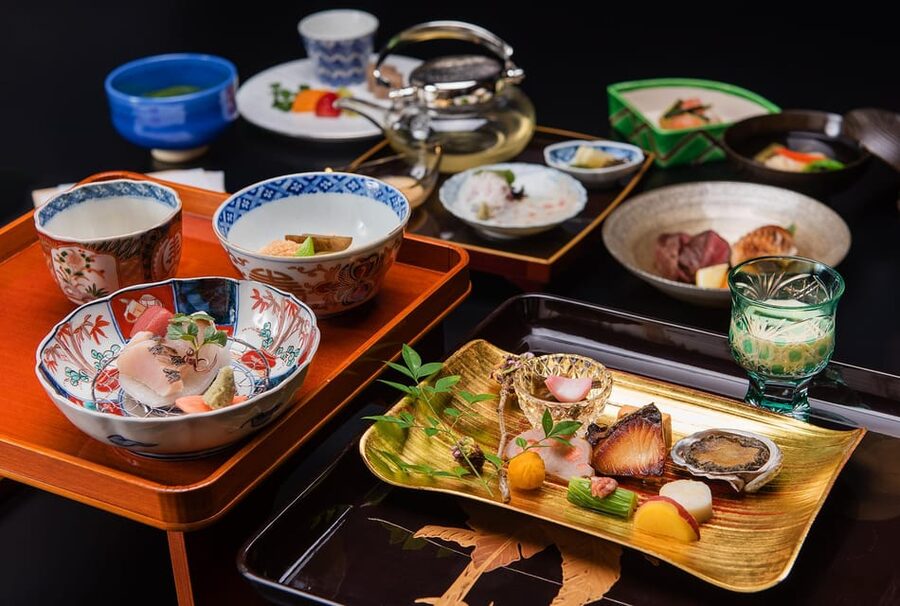 Tokyo: Traditional Japanese Performing Arts Show and Dinner - Should you book the SUIGIAN dinner show?