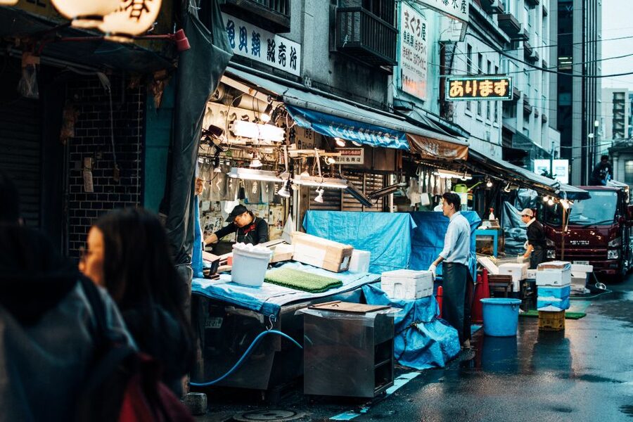 Tsukiji: Outer Market Walking Tour & Sake Tasting Experience - Reading Tsukiji Outer Market with a local guide