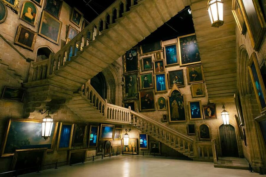 Warner Bros. Studio Tour Tokyo – The Making of Harry Potter - Broomstick riding and moving-staircase portraits